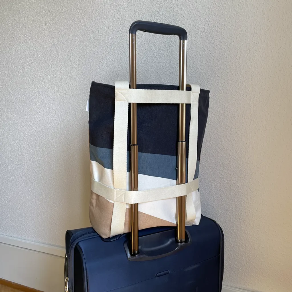 Hut-Tasche blau-hellbraun auf Koffer montiert
