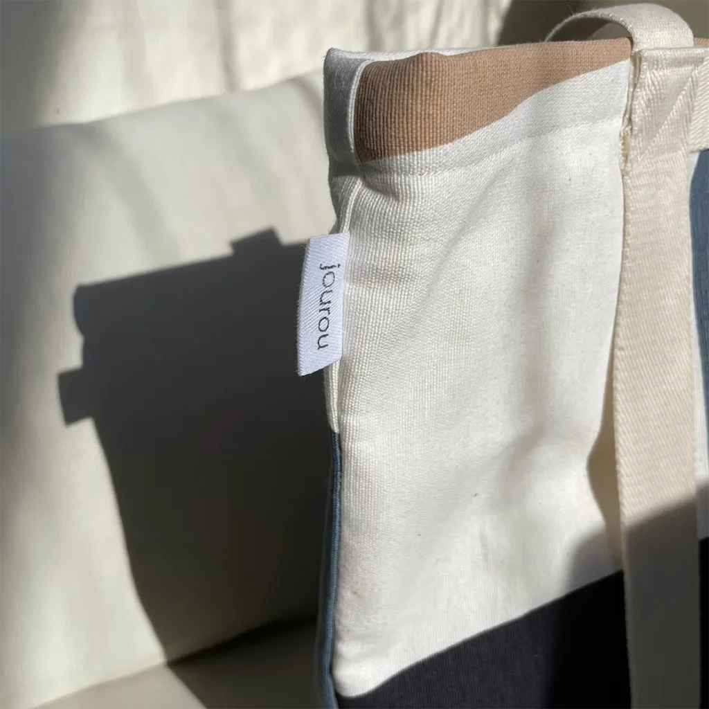 Detail des jourou-Labels an der Hut-Tasche