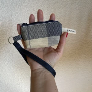 Mini Täschchen blau-beige in Hand